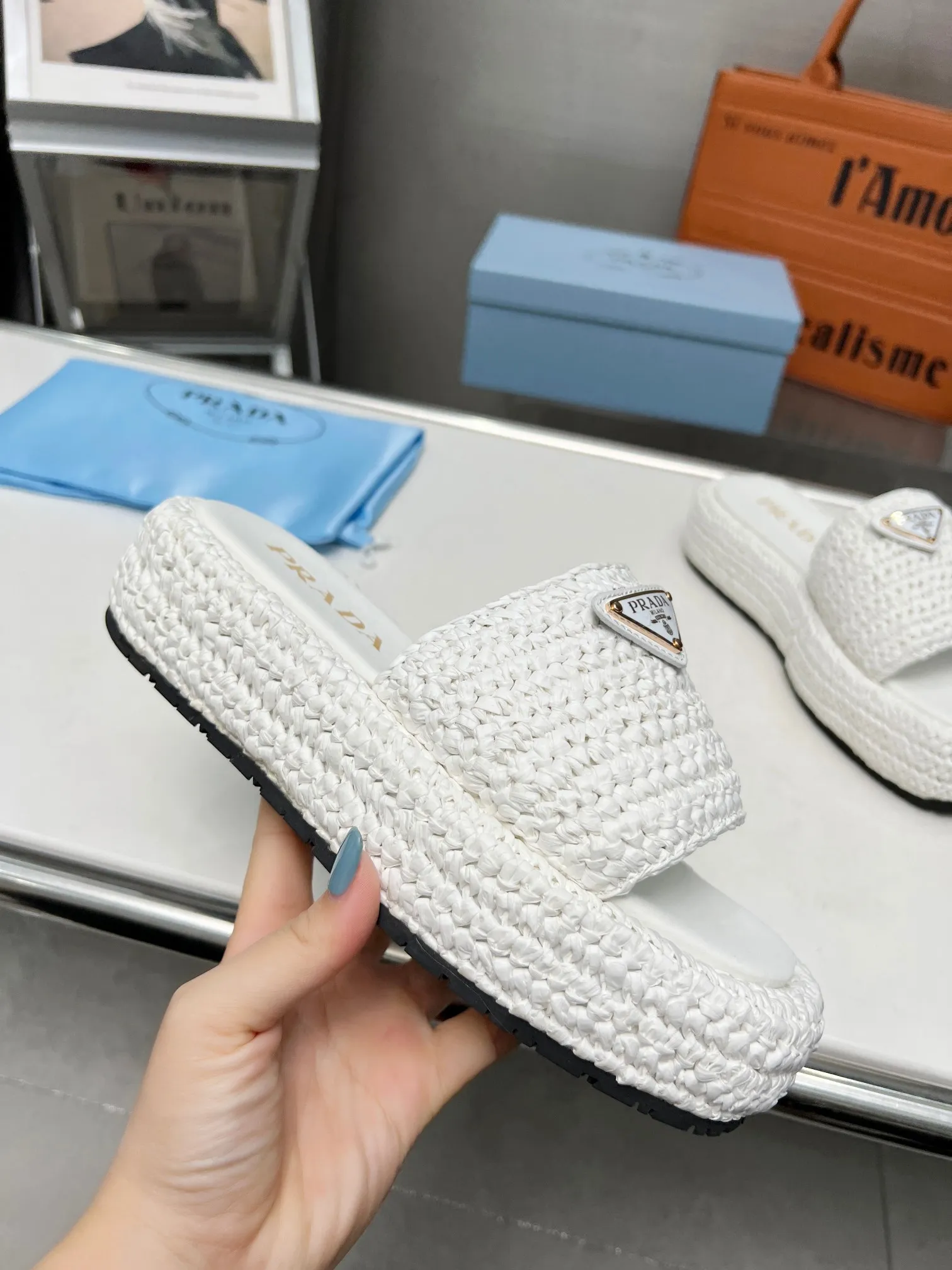 👟👟Ex-factory price 420👟👟 Women's Shoes Women's Clothing Prada's new woven shoes and straw slippers! This year's popular straw series, lazy people's must-have slippers, look so good on your feet! ●Material: original uniform grass weave ●Inner padding: sheepskin lining ●Outsole: rubber outsole ●Number of yards: 35～40 (40 41 customized)